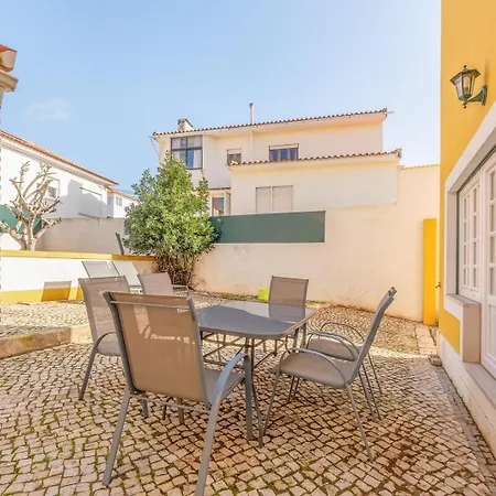 Guestready - Traditional Home In Parede Exterior photo